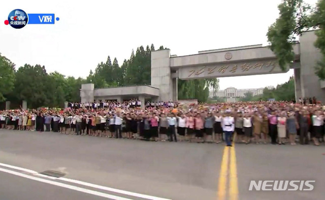 【서울=뉴시스】시진핑 중국 국가 주석이 20일 북한을 방문한 가운데 중국 CCTV 에 환영나온 북한 주민 모습을 비추고 있다. 2019.06.20. (사진=CCTV 캡쳐)  photo@ewsis.com 