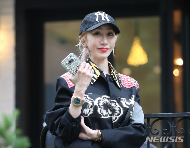 【서울=뉴시스】조수정 기자 = 2010년 9월 한 방송 프로그램에 출연, '4억 명품녀'로 이슈가 됐던 김경아 씨가 19일 오후 서울 강남구 신사동 카페 세인트레인에서 뉴시스와 인터뷰에 앞서 포즈를 취하고 있다. 김씨는 "지금은 대체에너지, 유기농 살충제 사업 등을 하고 있다"며 "이젠 '4억 명품녀' 말고 제 일과 관련된 수식어가 붙었으면 좋겠다"고 인터뷰를 통해 전했다. 2019.06.21. chocrystal@newsis.com