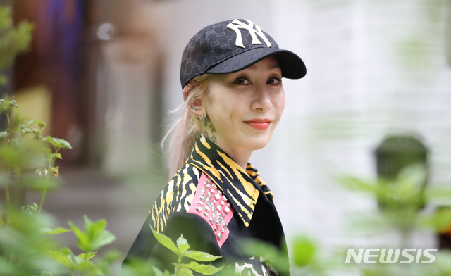 【서울=뉴시스】조수정 기자 = 2010년 9월 한 방송 프로그램에 출연, '4억 명품녀'로 이슈가 됐던 김경아 씨가 19일 오후 서울 강남구 신사동 카페 세인트레인에서 뉴시스와 인터뷰에 앞서 포즈를 취하고 있다. 김씨는 "지금은 대체에너지, 유기농 살충제 사업 등을 하고 있다"며 "이젠 '4억 명품녀' 말고 제 일과 관련된 수식어가 붙었으면 좋겠다"고 인터뷰를 통해 전했다. 2019.06.21. chocrystal@newsis.com