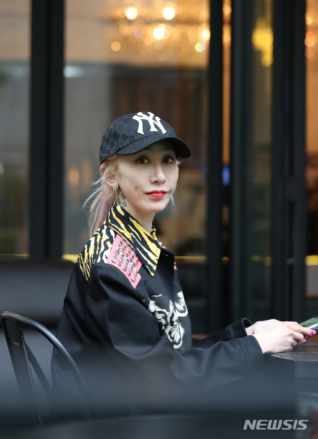 【서울=뉴시스】조수정 기자 = 2010년 9월 한 방송 프로그램에 출연, '4억 명품녀'로 이슈가 됐던 김경아 씨가 19일 오후 서울 강남구 신사동 카페 세인트레인에서 뉴시스와 인터뷰에 앞서 포즈를 취하고 있다. 김씨는 "지금은 대체에너지, 유기농 살충제 사업 등을 하고 있다"며 "이젠 '4억 명품녀' 말고 제 일과 관련된 수식어가 붙었으면 좋겠다"고 인터뷰를 통해 전했다. 2019.06.21. chocrystal@newsis.com