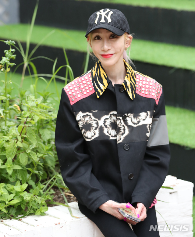 【서울=뉴시스】조수정 기자 = 2010년 9월 한 방송 프로그램에 출연, '4억 명품녀'로 이슈가 됐던 김경아 씨가 19일 오후 서울 강남구 신사동 카페 세인트레인에서 뉴시스와 인터뷰에 앞서 포즈를 취하고 있다. 김씨는 "지금은 대체에너지, 유기농 살충제 사업 등을 하고 있다"며 "이젠 '4억 명품녀' 말고 제 일과 관련된 수식어가 붙었으면 좋겠다"고 인터뷰를 통해 전했다. 2019.06.21. chocrystal@newsis.com