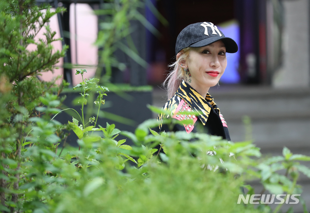 【서울=뉴시스】조수정 기자 = 2010년 9월 한 방송 프로그램에 출연, '4억 명품녀'로 이슈가 됐던 김경아 씨가 19일 오후 서울 강남구 신사동 카페 세인트레인에서 뉴시스와 인터뷰에 앞서 포즈를 취하고 있다. 김씨는 "지금은 대체에너지, 유기농 살충제 사업 등을 하고 있다"며 "이젠 '4억 명품녀' 말고 제 일과 관련된 수식어가 붙었으면 좋겠다"고 인터뷰를 통해 전했다. 2019.06.21. chocrystal@newsis.com