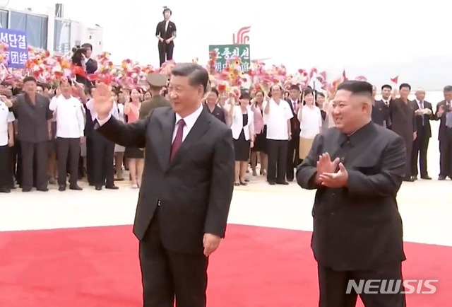 【서울=뉴시스】홍효식 기자 = 시진핑 중국 국가주석이 1박 2일간의 북한 국빈방문 일정에 돌입한 20일 평양 순안공항에 도착해 김정은 북한 국무위원장이 직접 나와 영접했다고 중국중앙방송 등이 보도했다. 2019.06.20. (사진 = CCTV 유튜브 캡쳐) photo@newsis.com