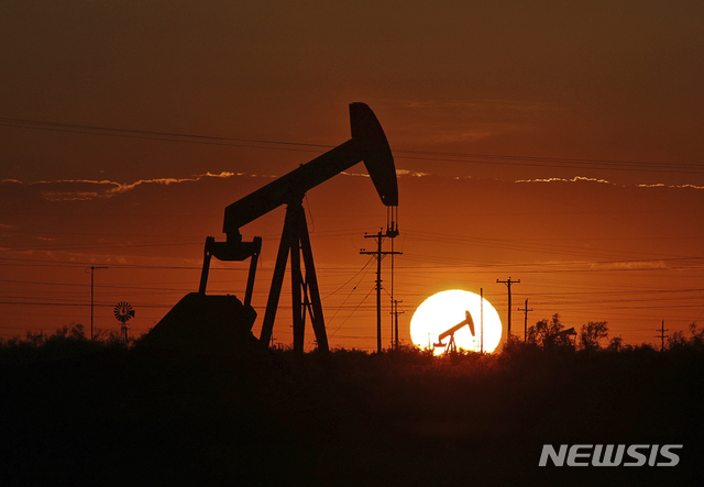 【텍사스=AP/뉴시스】6월11일(현지시간) 미국 셰일원유 생산 중심지인 텍사스주 퍼미안 분지의 유전에서 펌프잭이 가동 중인 모습. 2019.08.28. 