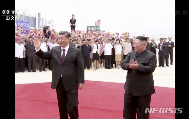 [평양=CCTV·AP/뉴시스] 시진핑 중국 국가주석(왼쪽)이 2019년 6월20일 북한 평양 순안공항에 도착해 영접나온 김정은 국무위원장과 함께  환영객들을 향해 박수치고 있다. 사진은 중국 CCTV 영상을 캡처한 것이다.  2024.06.19.