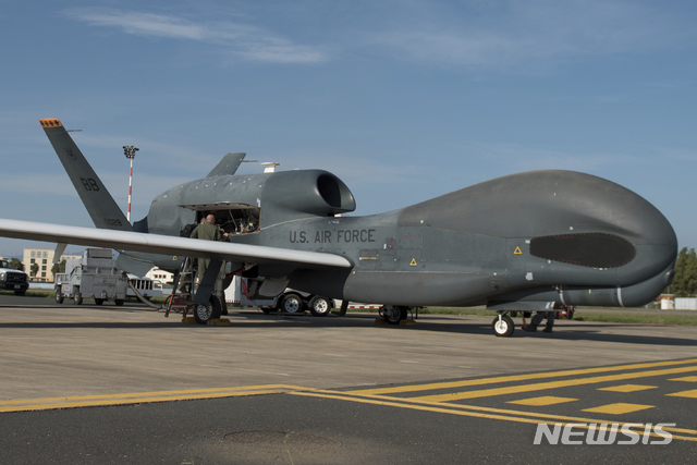 【시노넬라=AP/뉴시스】미군 정찰용 무인기(드론)이 20일(현지시간) 호르무즈 해협에서 이란 미사일에 의해 격추됐다.IRNA통신에 따르면 이란혁명수비대(IRGC)는 이날 오전 성명을 통해 남부 영공을 침해한 미국의 무인정찰기(드론) RQ-4 글로벌호크 1대를 격추했다고 밝혔다.그러나 미국은 이란 영공 침입을 부인했다. 사진은 2018년 10월 24일 이탈리아 시노넬라 공군기지에 있는 미국의 무인정찰기 RQ-4글로벌호크의 모습. 2019.06.20