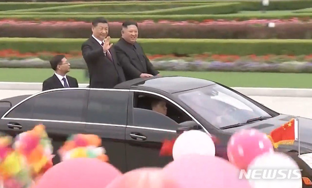 【서울=뉴시스】홍효식 기자 = 시진핑 중국 국가 주석이 20일 북한을 방문한 가운데 김정은 북한 국무위원장과 북한 순안공항에서 금수산 태양궁전 광장으로 향하며 카퍼레이드를 하고 있다. 2019.06.20. (사진 = CCTV 유튜브 캡쳐)&nbsp;&nbsp; photo@newsis.com