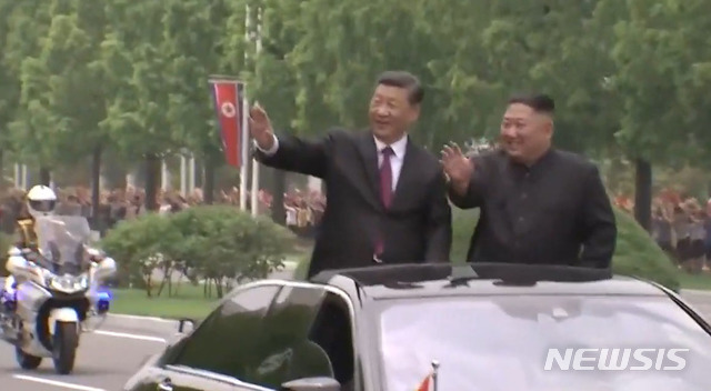【서울=뉴시스】홍효식 기자 = 시진핑 중국 국가 주석이 20일 북한을 방문한 가운데 김정은 북한 국무위원장과 북한 순안공항에서 금수산 태양궁전 광장으로 향하며 카퍼레이드를 하고 있다. 2019.06.20. (사진 = CCTV 유튜브 캡쳐)  photo@newsis.com
