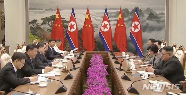 【서울=뉴시스】홍효식 기자 = 북한을 국빈 방문중인 시진핑 중국 국가 주석이 20일 평양 금수산 영빈관에서 김정은 북한 국무위원장과 정상회담을 하고 있다. 2019.06.20. (사진 = CCTV 유튜브 캡쳐)  photo@newsis.com 