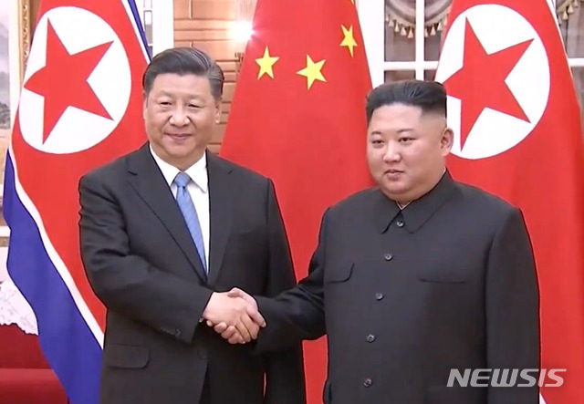 【서울=뉴시스】홍효식 기자 = 북한을 국빈 방문중인 시진핑 중국 국가 주석이 20일 평양 금수산 영빈관에서 김정은 북한 국무위원장과 정상회담에 앞서 악수하고 있다. 2019.06.20. (사진 = CCTV 유튜브 캡쳐) photo@newsis.com