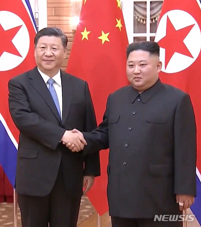 【서울=뉴시스】홍효식 기자 = 북한을 국빈 방문중인 시진핑 중국 국가 주석이 20일 평양 금수산 영빈관에서 김정은 북한 국무위원장과 정상회담에 앞서 악수하고 있다. 2019.06.20. (사진 = CCTV 유튜브 캡쳐)  photo@newsis.com