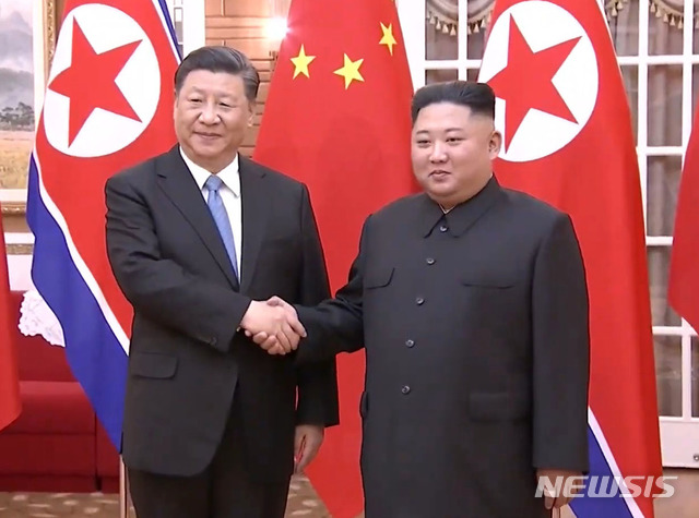 【서울=뉴시스】홍효식 기자 = 북한을 국빈 방문중인 시진핑 중국 국가 주석이 20일 평양 금수산 영빈관에서 김정은 북한 국무위원장과 정상회담에 앞서 악수하고 있다. 2019.06.20. (사진 = CCTV 유튜브 캡쳐) photo@newsis.com