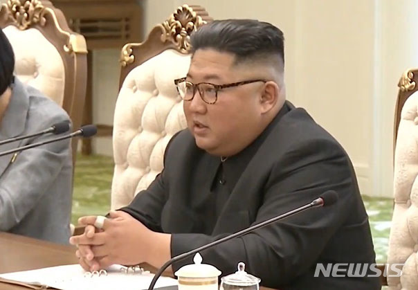 【서울=뉴시스】홍효식 기자 = 김정은 북한 국무위원장이 20일 평양 금수산 영빈관에서 국빈 방문중인 시진핑 중국 국가 주석과 북중 정상회담을 하고 있다. 2019.06.20. (사진 = CCTV 유튜브 캡쳐) photo@newsis.com