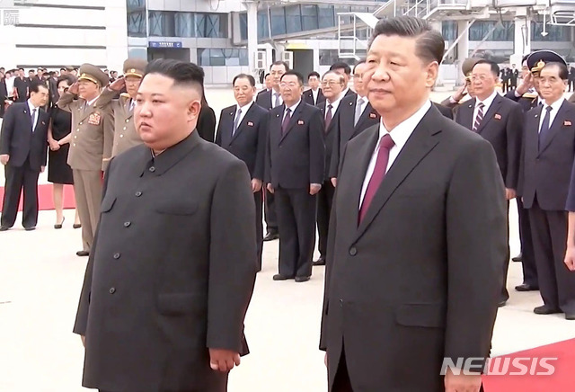 【서울=뉴시스】홍효식 기자 = 시진핑 중국 국가주석이 1박 2일간의 북한 국빈방문 일정에 돌입한 20일 평양 순안공항에 도착해 김정은 북한 국무위원장이 직접 나와 영접했다고 중국중앙방송 등이 보도했다. 2019.06.20. (사진 = CCTV 유튜브 캡쳐) photo@newsis.com