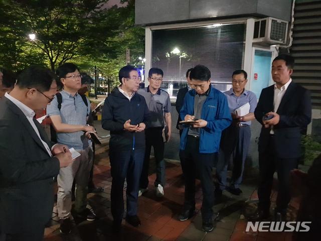 【서울=뉴시스】 적수공급 현장 방문한 박원순. 2019.06.21. (사진=서울시 제공)