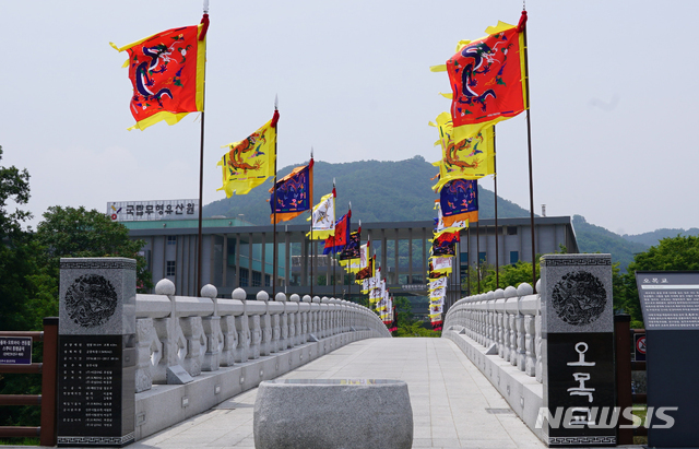 【전주=뉴시스】 한훈 기자 = 전북 전주시가 전주한옥마을 여행객에게 새로운 볼거리를 제공하고자 조선시대 왕의 깃발인 의장기를 오목교에 28기 설치했다.2019.06.21.(사진=전주시 제공) photo@newsis.com