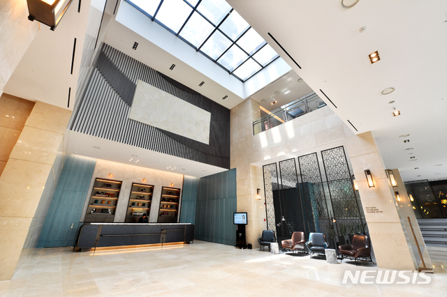【서울=뉴시스】 메리어트 인터내셔널 호텔 브랜드인 '포포인츠 바이 쉐라톤 서울 구로' 로비사진. (제공 = 요진건설)&nbsp; 