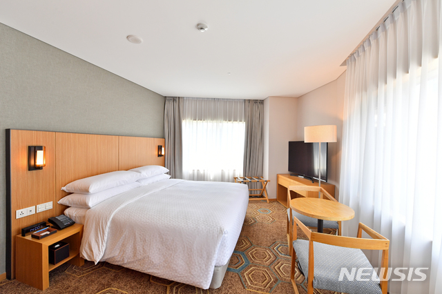 【서울=뉴시스】 '포포인츠 바이 쉐라톤 서울 구로' 객실 모습. (제공 =요진건설)