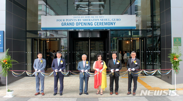 【서울=뉴시스】 메리어트 인터내셔널 호텔 브랜드인 '포포인츠 바이 쉐라톤 서울 구로'가 21일 개관식을 개최했다. 사진은 좌측부터 박수민 포포인츠 구로호텔 총지배인,요진건설산업 최은상부회장, 최준명 회장, 최지원 포포인츠 구로호텔 대표, 클라우디아 살가도 메리어트인터내셔널 아시아태평양 부사장, 남기덕 메리어트인터내셔널 한국담당 대표의 기념 촬영 모습. (제공 = 요진건설) 
