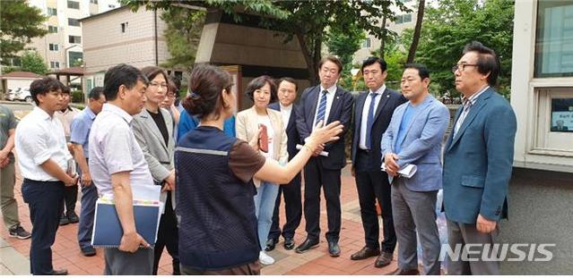 【서울=뉴시스】 서울시의회 환경수자원위원회 붉은수돗물 발생 아파트 현장 방문 사진. 2019.06.21. (사진=서울시의회 제공)