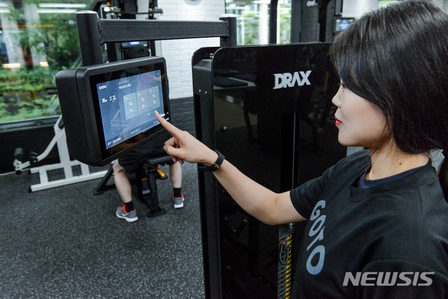 【서울=뉴시스】고투피트니스 보라매점에서 한 사용자가 스마트짐시스템을 통해 운동프로그램을 지정하고 있다.. 2019.06.21 (사진=고투피트니스 제공)