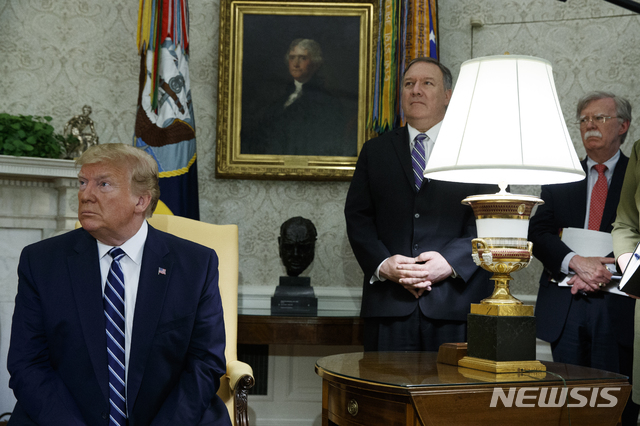 【워싱턴=AP/뉴시스】도널드 트럼프 미국 대통령이 20일(현지시간) 워싱턴 백악관 집무실에서 쥐스탱 트뤼도 캐나다 총리와 만나는 동안 마이크 폼페이오 국무장관과 존 볼턴 국가안보보좌관이 뒤에 서있다. 2019.06.21