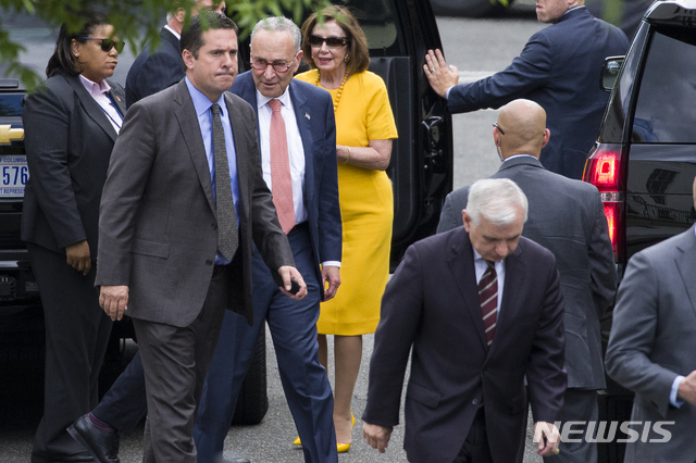 【워싱턴=AP/뉴시스】데빈 누네스 공화당 하원의원(왼쪽에서 두번째)과 척 슈머 민주당 상원 원내대표(왼쪽에서 세번째), 낸시 펠로시 하원의장(가운데) 등 미 의회 지도부 및 관련 위원회 간부 등이 20일(현지시간) 이란의 미국 무인정찰기 격추 사건 관련 긴급회의를 마치고 백악관을 떠나고 있다. 2019.06.21.