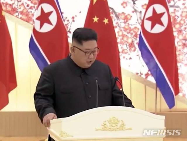 【서울=뉴시스】 김정은 북한 국무위원장이 20일 평양 금수산 영빈관에서 열린 시진핑 중국 국가주석 국빈방문 환영 만찬에서 환영사를 하고 있다. 2019.06.21. (사진=CCTV 캡쳐)  photo@newsis.com    