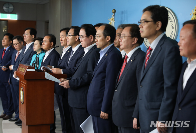 【서울=뉴시스】고승민 기자 = 21일 서울 여의도 국회에서 자유한국당 대구경북발전협의회 의원들이 가덕도 신공항 재추진 관련 기자회견을 하고 있다. 2019.06.21.kkssmm99@newsis.com