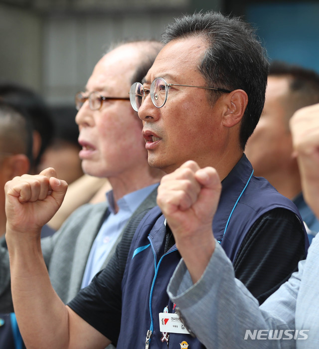 【서울=뉴시스】추상철 기자 = 지난 21일 김명환 전국민주노동조합총연맹 위원장이 서울 양천구 서울남부지방법원 앞에서 기자회견을 하고 있다. 2019.06.21. scchoo@newsis.com