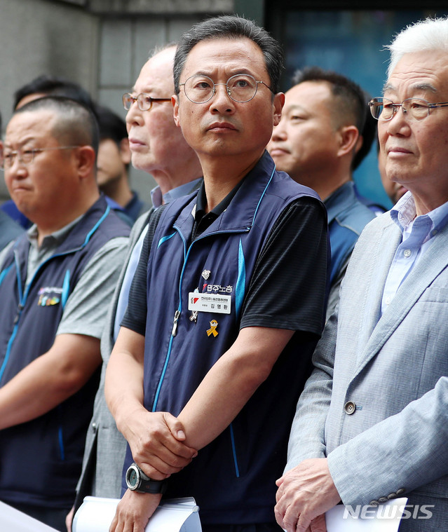 【서울=뉴시스】추상철 기자 = 지난 21일 김명환 전국민주노동조합 총연맹 위원장이 서울 양천구 서울남부지방법원 앞에서 생각에 잠겨 있다. 2019.06.21. scchoo@newsis.com