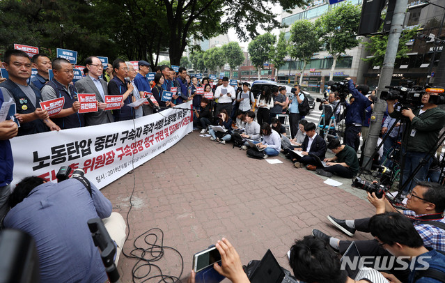 【서울=뉴시스】추상철 기자 = 국회 앞 시위중 불법행위를 주도한 혐의를 받고 있는 김명환 전국민주노동조합 총연맹 위원장이 21일 오전 서울 양천구 서울남부지방법원에서 영장실질심사(구속전 피의자심문)을 받기 전 기자회견을 열고 입장을 밝히고 있다. 2019.06.21.  scchoo@newsis.com