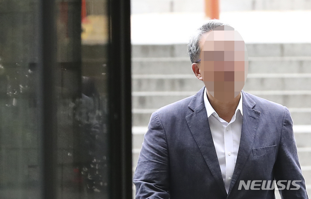 【서울=뉴시스】최진석 기자 = 예금보험공사 직원 A씨가 21일 오전 서울중앙지법에서 열린 '뇌물 혐의' 구속 전 피의자 심문(영장실질심사)에 출석하고 있다 2019.06.21. myjs@newsis.com