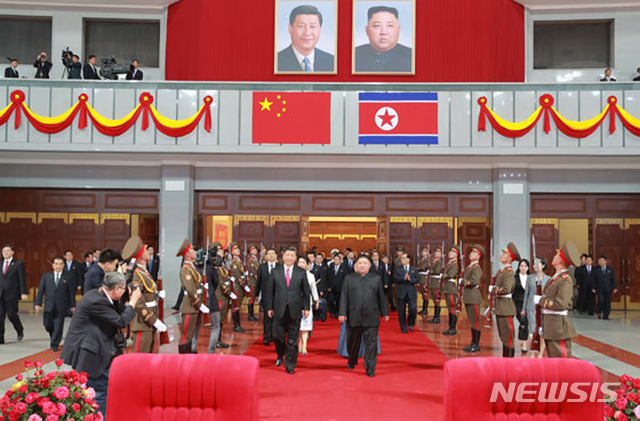 【서울=뉴시스】북한 노동신문은 지난 20일 5.1경기장에서 김정은 국무위원장 내외와 시진핑 중국 국가주석 내외가 대집단체조와 예술공연 '불패의 사회주의'를 관람했다고 21일 보도했다. 2019.06.21. (출처=노동신문)&nbsp; photo@newsis.com