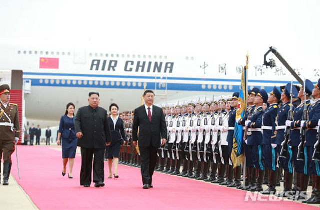 【서울=뉴시스】북한 노동신문은 지난 2019년 6월20일 평양 순안공항에서 김정은 국무위원장이 시진핑 중국 국가주석을 맞이하는 장면. 고위 인사의 방문을 앞두고 평양공항의 여객기들을 이동시키는 전례를 감안할 때 최근 평양 공항의 고려여행사 여객기들을 모두 이동시킨 것은 푸틴의 방북이 임박했음을 시사한다. 2024.6.13. (출처=노동신문)  photo@newsis.com