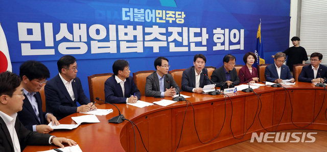 【서울=뉴시스】 박영태 기자 = 21일 오전 서울 여의도 국회에서 열린 더불어민주당 제1차 민생입법추진단 회의에서 이인영 원내대표가 발언하고 있다. 2019.06.21. since1999@newsis.com