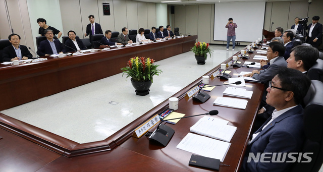 【서울=뉴시스】이영환 기자 = 21일 오전 서울 서초구 한전아트센터에서 열린 한국전력 이사회에서 김태유 의장, 김종갑 사장등이 참석해 자리에 앉아 있다.이날 진행되는 이사회에서 전기요금 누진제 태스크포스(TF)가 권고한 최종안에 대한 의결여부를 결정한다. 2019.06.21. 20hwan@newsis.com