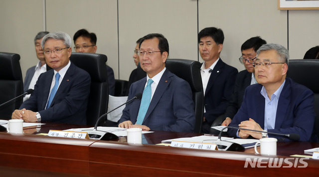 【서울=뉴시스】이영환 기자 = 21일 오전 서울 서초구 한전아트센터에서 열린 한국전력 이사회에서 김종갑(가운데) 사장과 이사들이 자리에 앉아 있다.이날 진행되는 이사회에서 전기요금 누진제 태스크포스(TF)가 권고한 최종안에 대한 의결여부를 결정한다. 2019.06.21. 20hwan@newsis.com