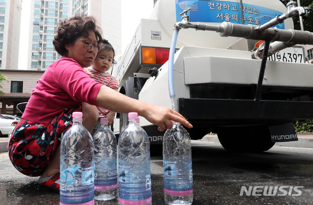 【서울=뉴시스】추상철 기자 = 21일 오후 붉은 수돗물이 나온 서울 영등포구 문래동 아파트단지에서 주민이 긴급 지원된 급수차를 통해 물을 받고 있다. 2019.06.21.    scchoo@newsis.com