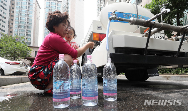 【서울=뉴시스】추상철 기자 = 21일 오후 붉은 수돗물이 나온 서울 영등포구 문래동 아파트단지에서 주민이 긴급 지원된 급수차를 통해 물을 받고 있다. 2019.06.21. scchoo@newsis.com