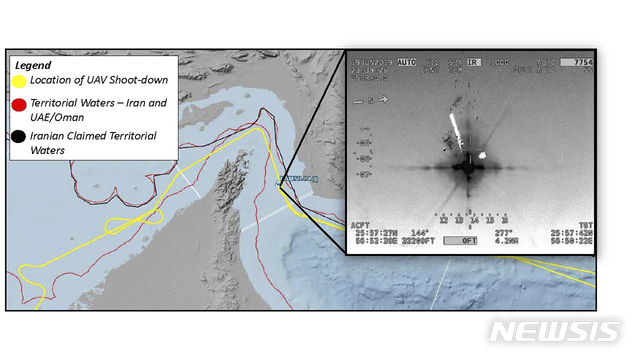 【미 중부사령부·AP/뉴시스】미군 소속 정찰 무인기(드론)가 이란 영공을 침범하지 않았다면서 미 중부사령부가 21일(현지시간) 공개한 지도 및 이미지. 가운데 좁은 해협이 호르무즈 해협이고, 윗쪽이 이란, 아랫쪽이 아랍에미리트 영토이다. 그 사이에 그려진 4개의 선 중 노란선이 미 무인기의 비행로이고, 붉은 선은 이란과 아랍에미리트,오만의 영해를 가르킨다. 그리고 검은선은 이란이 주장하는 영해를 나타내고 있다. 미군 무인기가 피격 당한 지점을 보면, 이란의 영해과 가깝기는해도 분명 영해 밖이라는 것이 미국의 주장이다.&nbsp; 오른쪽 사진은 무인기 격추 순간을 찍은 영상을 캡처한 것이다. 2019.06.21