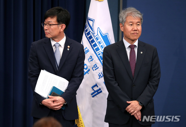 【서울=뉴시스】박진희 기자 = 김상조(왼쪽) 신임 정책실장과 퇴임하는 김수현 정책실장이 21일 청와대 춘추관에서 인사말 순서를 기다리고 있다. 2019.06.21.   pak7130@newsis.com