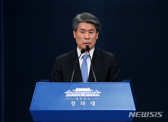 【서울=뉴시스】박진희 기자 = 퇴임하는 윤종원 경제수석이 21일 청와대 춘추관에서 인사말을 하고 있다. 2019.06.21.&nbsp; pak7130@newsis.com