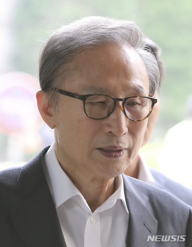 【서울=뉴시스】최진석 기자 = 이명박 전 대통령이 21일 오후 서초구 서울고등법원에서 열린 '다스 의혹' 관련 항소심 29차 공판에 출석하고 있다. 2019.06.21.myjs@newsis.com