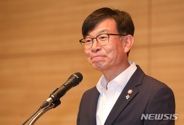 【세종=뉴시스】강종민 기자 = 김상조 공정거래위원장이 21일 오후 정부세종청사에서 열린 이임식에서 이임사를 하고 있다. 2019.06.21.&nbsp; ppkjm@newsis.com