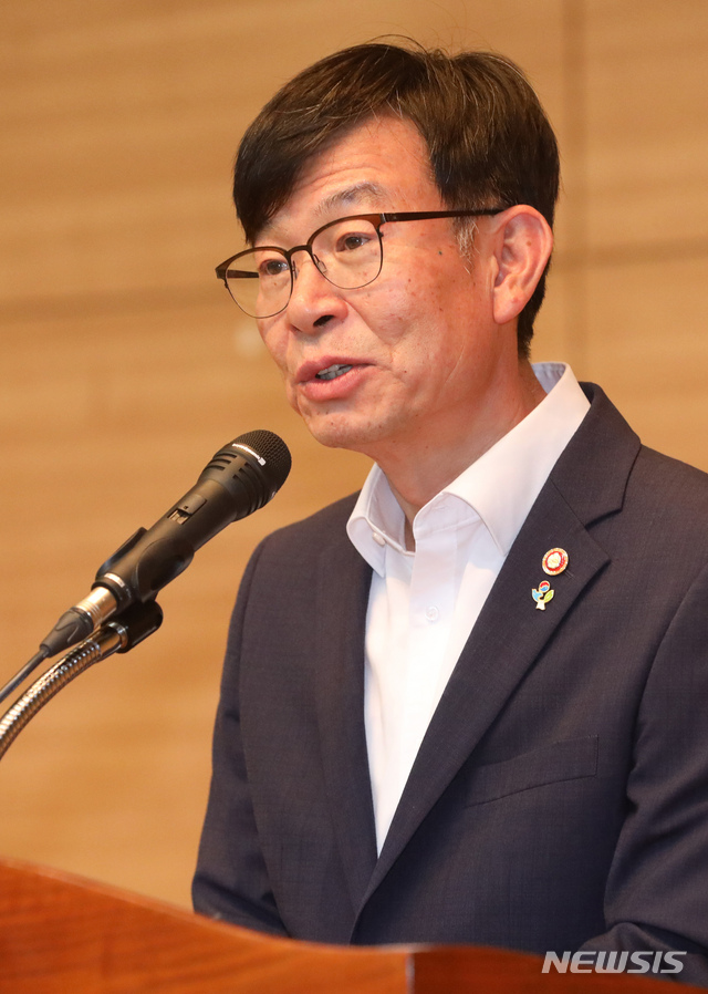 【세종=뉴시스】강종민 기자 = 김상조 공정거래위원장이 지난달 21일 오후 정부세종청사에서 열린 이임식에서 이임사를 하고 있다. 2019.06.21. ppkjm@newsis.com