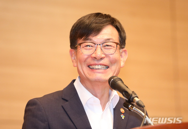 【세종=뉴시스】강종민 기자 = 김상조 공정거래위원장이 21일 오후 정부세종청사에서 열린 이임식에서 이임사를 하고 있다. 2019.06.21. ppkjm@newsis.com