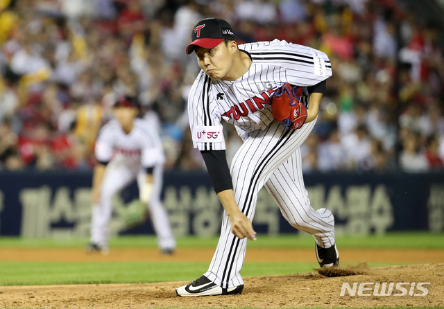 【서울=뉴시스】김선웅 기자 = 21일 서울 송파구 잠실야구장에서 열린 2019 프로야구 기아 타이거즈와 LG 트윈스의 경기, 5회초 LG 교체투수 임찬규가 역투하고 있다. 2019.06.21. mangusta@newsis.com