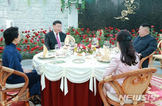 【서울=뉴시스】 북한 노동신문은 21일 김정은 북한 국무위원장과 시진핑 중국 국가주석 내외가 금수산영빈관 장미원에서 오찬을 함께 했다고 22일 보도했다. (사진=노동신문) 