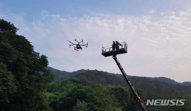 【합천=뉴시스】김기진=드론 활용한 재선충병 방제. 2019.06.22. (사진=합천군 제공)  photo@newsis.com